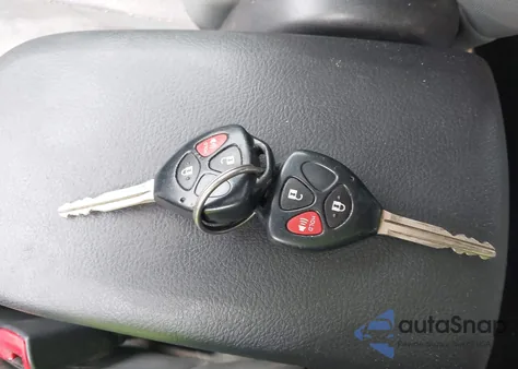 2010 Toyota Matrix S z USA, uszkodzony, nr VIN 2T1KE4EE3AC037850